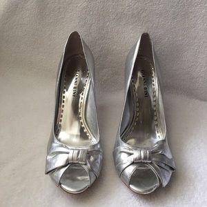 Metallic Bow Peep-Toe Pumps